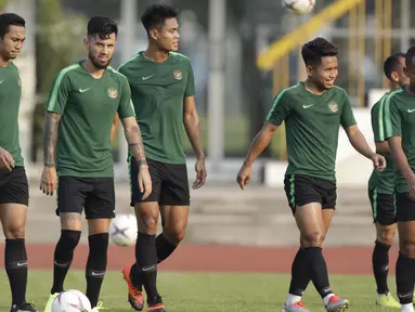 Pemain Timnas Indonesia, Stefano Lilipaly, bersama rekan-rekannya saat latihan di Universitas Kasetsart, Bangkok, Kamis (15/11). Latihan ini persiapan jelang laga Piala AFF 2018 melawan Thailand. (Bola.com/M. Iqbal Ichsan)