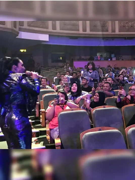 Dari beberapa foto yang diunggah, banyak netizen yang heboh. Foto ciuman bibir diatas panggung itu menuai reaksi pro kontra dari netizen. Banyak yang menyayangkan bentuk kasih sayang dan terima kasih KD pada suami itu. (Instagram/krisdayantilemos)