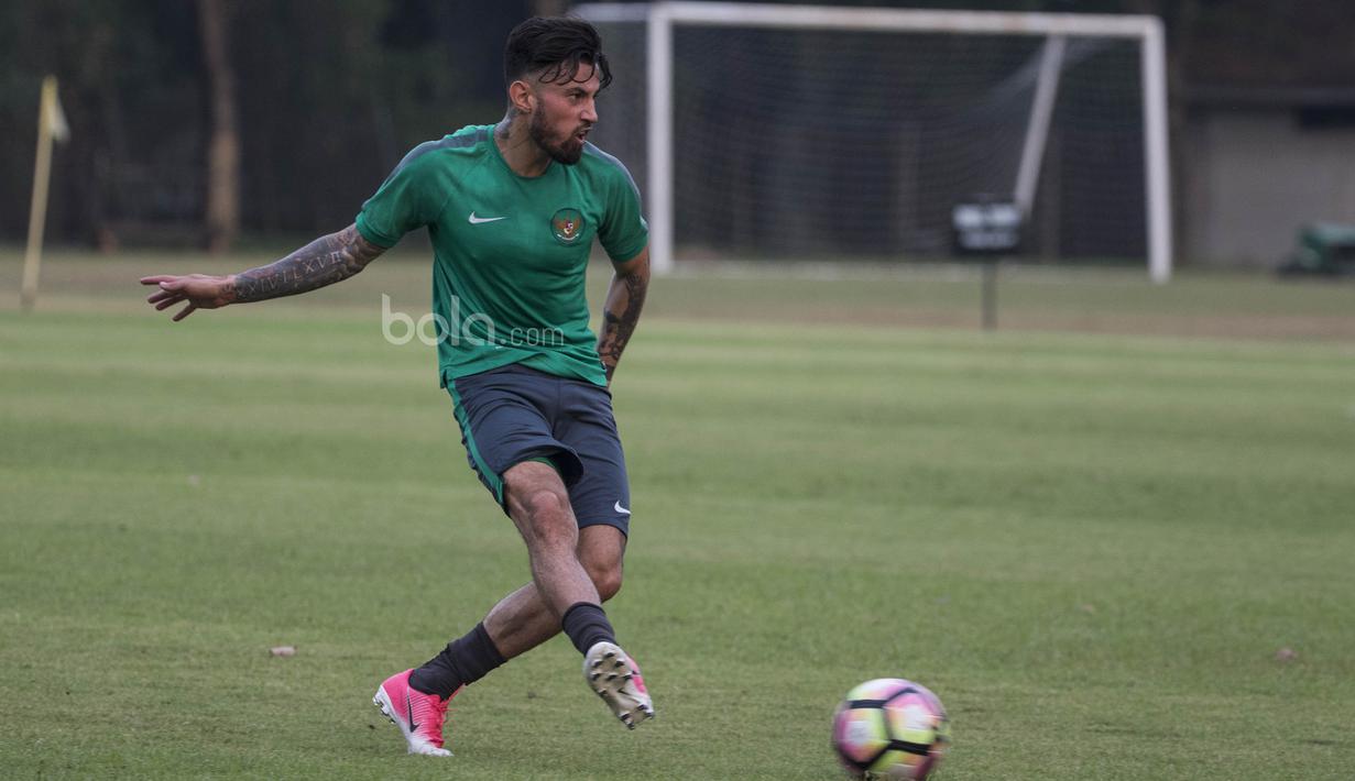 Stefano Lilipaly sebetulnya masih terikat kontrak dengan SC Cambuur hingga 30 Juni 2019 mendatang. (Bola.com/Vitalis Yogi Trisna)