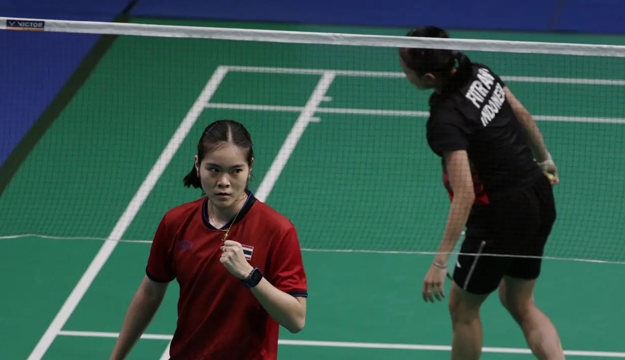 Pebulutangkis Thailand, Busanan Ongbumrungpan, merayakan kemenangan melawan Fitriani pada final beregu putri SEA Games 2019 di Muntinlupa Sports Complex, Manila, Selasa (3/12). Kalah 1-3, Indonesia hanya meraih perak. (Bola.com/M Iqbal Ichsan)