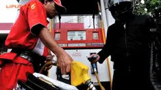  Harga Bahan Bakar Minyak (BBM) jenis Premium dan Solar bersubsidi telah mengalami penurunan harga pada Selasa (5/1/2015) pukul 00.00. Direktur Jenderal Minyak dan Gas Bumi I Gusti Nyoman Wiratmaja mengatakan, penurunan harga tersebut berdasarkan pertimba