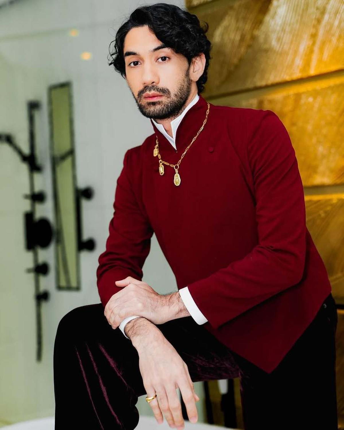 7 Potret Reza Rahadian Pakai Beskap Merah di Gala Night Film 'GOWOK', Ungkap Rahasia Kamasutra Jawa