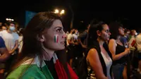 Paras mereka yang cantik menyerupai WAGs tak membuat mereka risih berbaur dengan suporter yang kebanyakan pria saat menonton pertandingan Grup A Euro 2020 antara Italia melawan Turki dari luar Stadion.  (Foto: AP/Riccardo De Luca)
