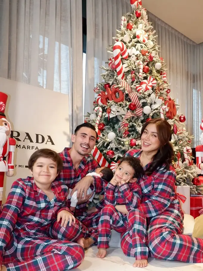 Potret Jessica Iskandar dan Keluarga Kompak Pakai Piyama di Pemotretan Natal, Perdana Bareng Anak Ketiga