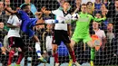 Tendangan keras John Mikel Obi mencetak gol ke-2 bagi Chelsea pada pertandingan sepak bola Liga Utama Inggris antara Chelsea vs Fulham di Stamford Bridge, London (21/09/13). (AFP/Glyn Kirk)
