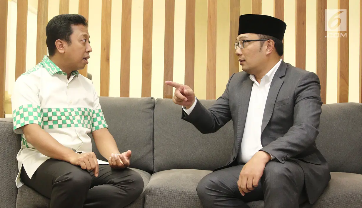 Ketua Umum PPP, Romahurmuzy menerima kunjungan Calon Gubernur Jawa Barat, Ridwan Kamil di kantor DPP PPP, Jakarta, Rabu (4/7).  Kunjungan Ridwan Kamil tersebut dalam rangka untuk melaporkan hasil Pilkada Jabar 2018. (Liputan6.com/Herman Zakharia)