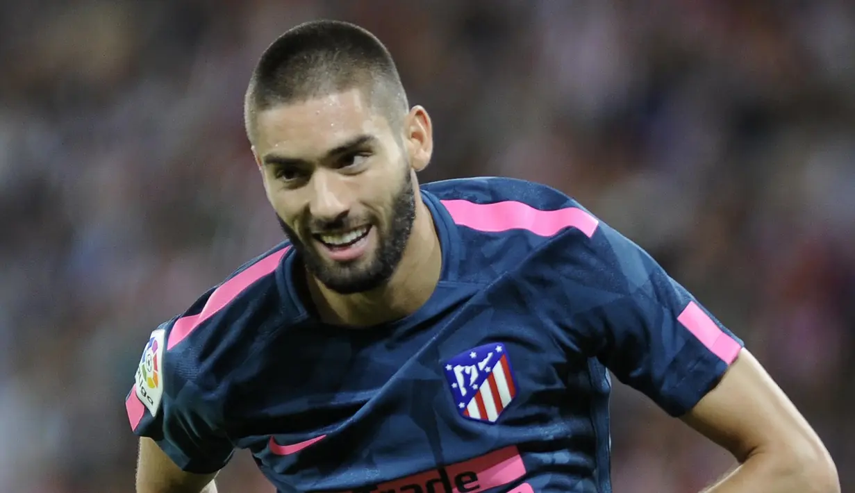 6. Yannick Carrasco – Tahun lalu Rossonerri berminat memboyong pemain Belgia ini. Kabar yang menyebutkan sang pemain tak betah di Liga China bisa menjadi peluang bagi AC Milan merekrutnya. (AFP/Ander Gillenia)