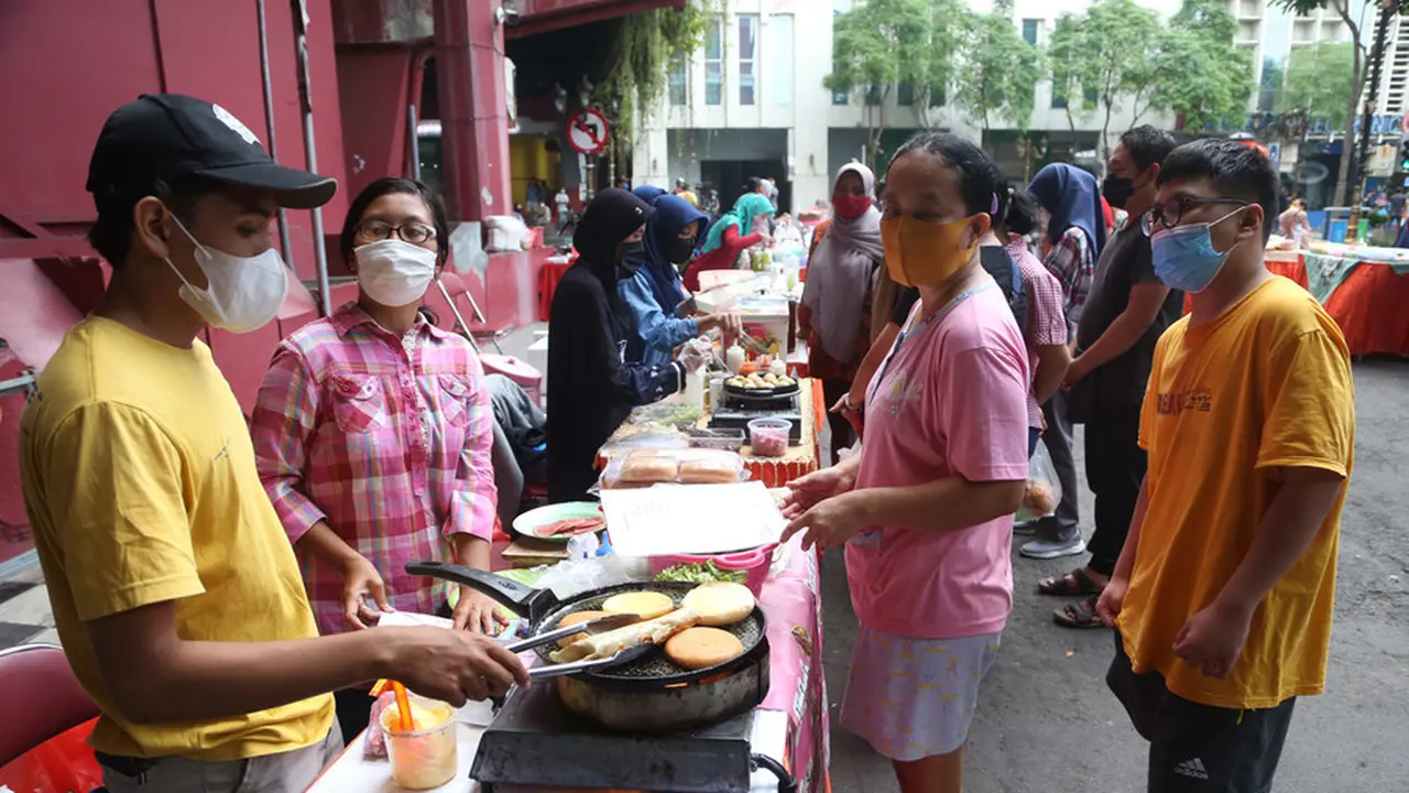 Warga ngabuburit di acara CFD Surabaya. (surabaya.go.id)