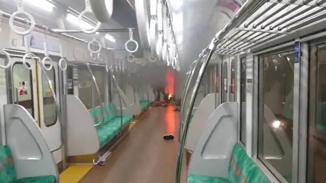 Gerbong terbakar di kereta Tokyo.