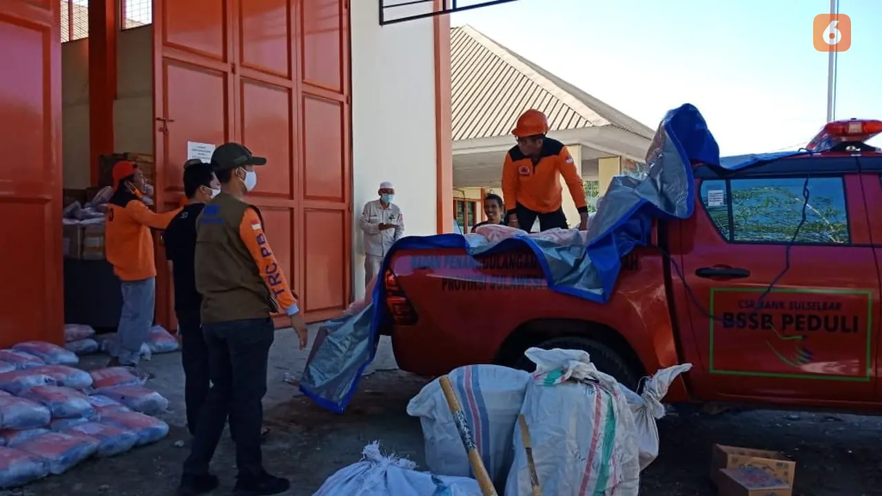 Penyaluruna bantuan untuk korban banjir bandang di Luwu Utara (Fauzan)