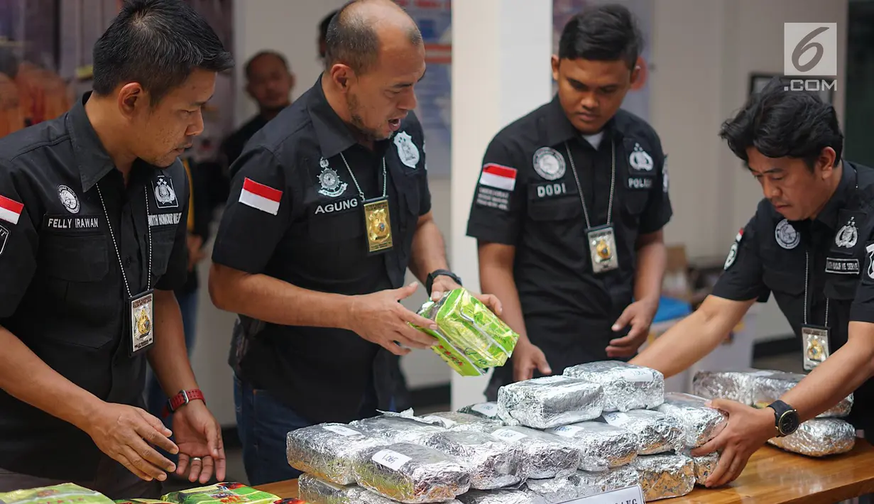 Petugas menata barang bukti saat rilis kasus narkotika jaringan internasional di Polda Metro Jaya, Kamis (13/6/2019). Ditnarkoba bekerja sama dengan Ditjen Bea Cukai mengungkap tiga kasus penyelundupan narkotika jaringan internasional dengan barbuk 45 kg sabu. (Liputan6.com/Immanuel Antonius)