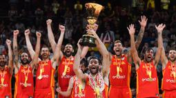 Selebrasi Tim Bola Basket Spanyol dengan trofi juara setelah mengalahkan Argentina pada laga final Piala Dunia Bola Basket FIBA 2019 di Beijing, Cina (14/9/2014). Spanyol tercatat telah mengoleksi dua gelar juara Piala Dunia Bola Basket FIBA yang diraihnya pada edisi 2006 di Jepang dan edisi terakhir pada 2019 di China. Spanyol termasuk salah satu dari 32 kontestan yang akan berlaga pada Piala Dunia Bola Basket FIBA 2023. (AFP/Greg Baker)