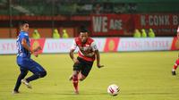 Pemain Madura United, Emmenuel Oti Essigba. (Bola.com/Permana Kusumadijaya)
