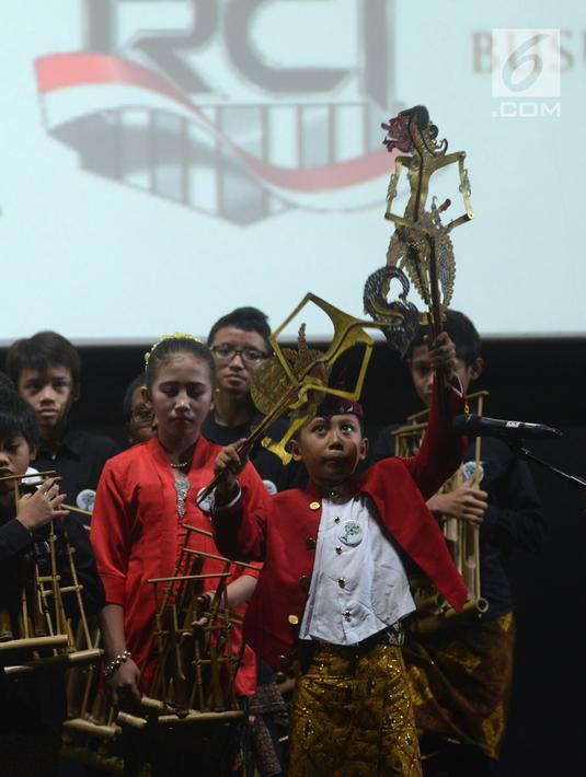 Anak-anak bermain wayang di Auditorium CGV Cinemas, Grand Indonesia, Jakarta, Sabtu (21/4). Acara ini juga sebagai bentuk kekuatan bangsa Indonesia. (Merdeka.com/Imam Buhori)