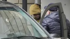 Wartawan The Wall Street Journal Evan Gershkovich (31) dikawal oleh petugas dari pengadilan Lefortovsky ke sebuah bus, di Moskow, Rusia, Kamis, 30 Maret 2023. (AP Photo/Alexander Zemlianichenko)