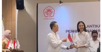 Raline Shah mewakili Kemkomdigi memberi sambutan untuk Pelantikan Badan Pengurus Pusat Perhumas periode 2024-2027. (sumber: Instagram/ralineshah)