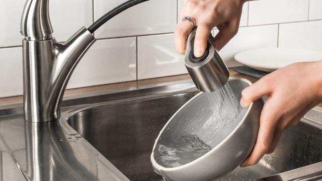 illustrasi merendam piring