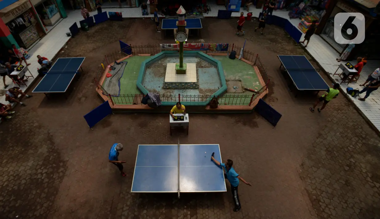 Petenis turnamen tenis meja amatir mengikuti kejuaraan Bintikers Cup Tenis Meja di Pasar Grogol, Jakarta, Sabtu (14/12/2019). Turnamen tersebut juga menjadi penyaluran hobi tenis meja serta sebagai ajang silaturahmi dan menjaga kebugaran. (merdeka.com/Imam Buhori)