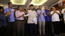 Capres nomor urut 02 Prabowo Subianto (tengah) didampingi cawapres Sandiaga Uno dan koalisi Adil Makmur memberi ketarangan terkait hasil putusan Mahkamah Konstitusi (MK), Jakarta, Kamis (27/6/2019). MK menolak hampir semua dalil yang diajukan pemohon, Prabowo-Sandiaga. (Liputan6.com/Angga Yuniar)