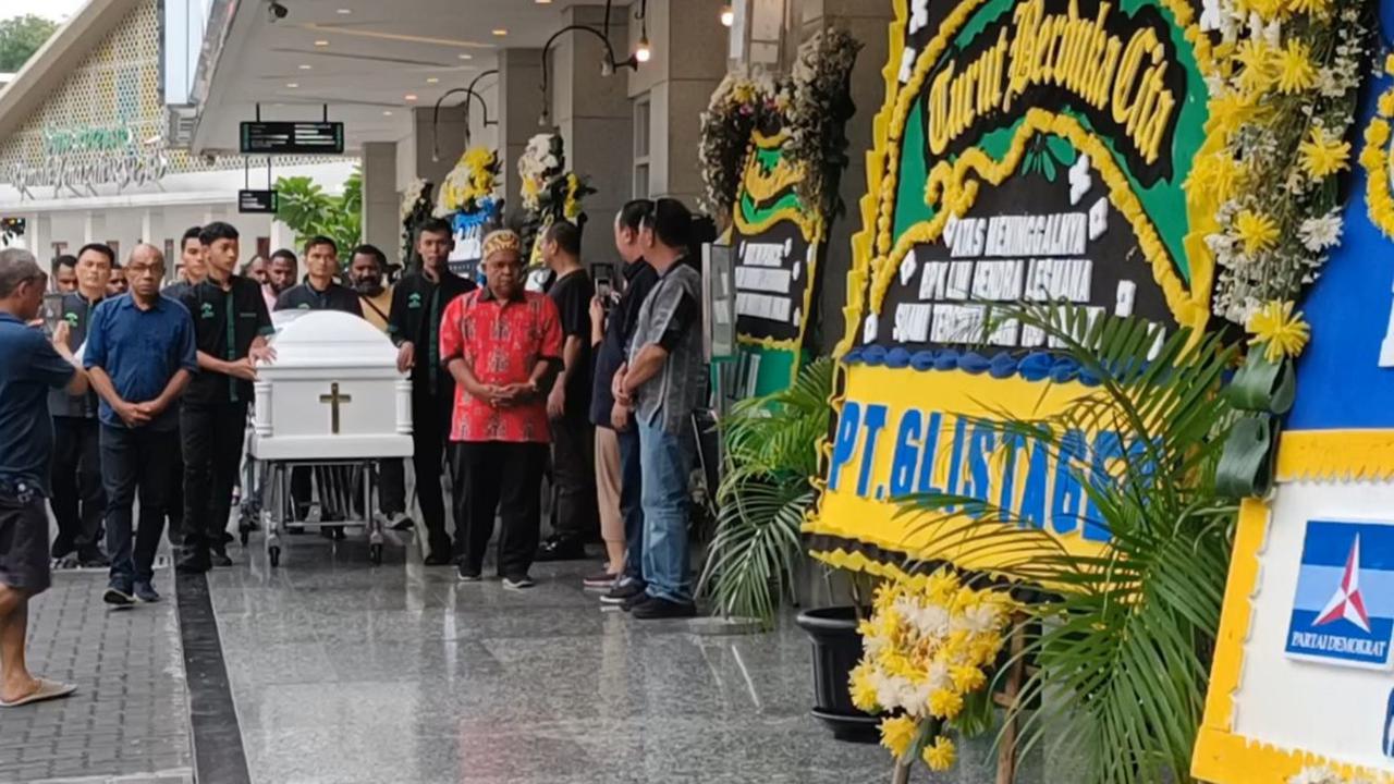 Jenazah Mantan Gubernur Papua Lukas Enembe telah tiba di Papua pada Kamis 28 Desember 2023. Diketahui, Lukas Enembe meninggal dunia pada Selasa 26 Desember 2023 di RSPAD Gatot Subroto, Jakarta.