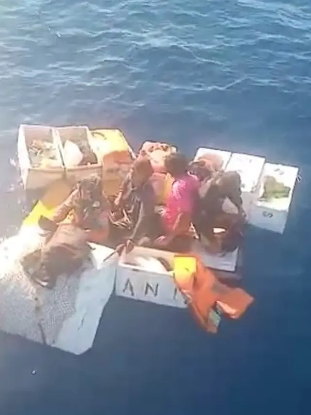 Empat orang ABK Kapan Zidan Express ditemukan terapung di tengah laut. (Istimewa)