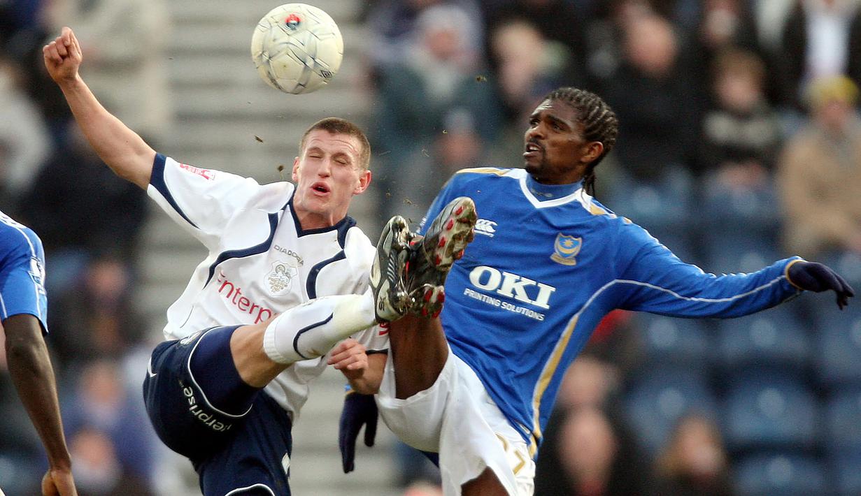Nwankwo Kanu. Striker Nigeria yang kini berusia 45 tahun dan telah pensiun pada Juli 2012 bersama Portsmouth ini mampu mencetak 17 gol dari 117 laga saat menjadi pemain pengganti di Liga Inggris bersama 3 klub berbeda, Arsenal, WBA dan Portsmouth, 1998/1999 hingga 2009/2010. (AFP/Andrew Yates)