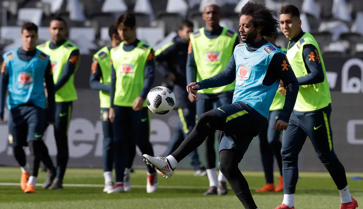 Bek Brasil, Marcelo berusaha mengontrol bola saat mengikuti sesi latihan tim di Berlin, Jerman, (26/3). Brasil akan menghadapi Jerman pada pertandingan persahabatan internasional pada 27 Maret di Berlin. (AP Photo/Michael Sohn)