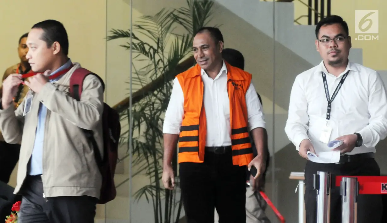 Bupati Ngada nonaktif Marianus Sae usai menjalani pemeriksaan lanjutan di Gedung KPK Jakarta, Selasa(8/5). Marianus diperiksa sebagai tersangka terkait kasus dugaan suap proyek infrastruktur di Kabupaten Ngada, NTT. (Merdeka.com/Dwi Narwoko)