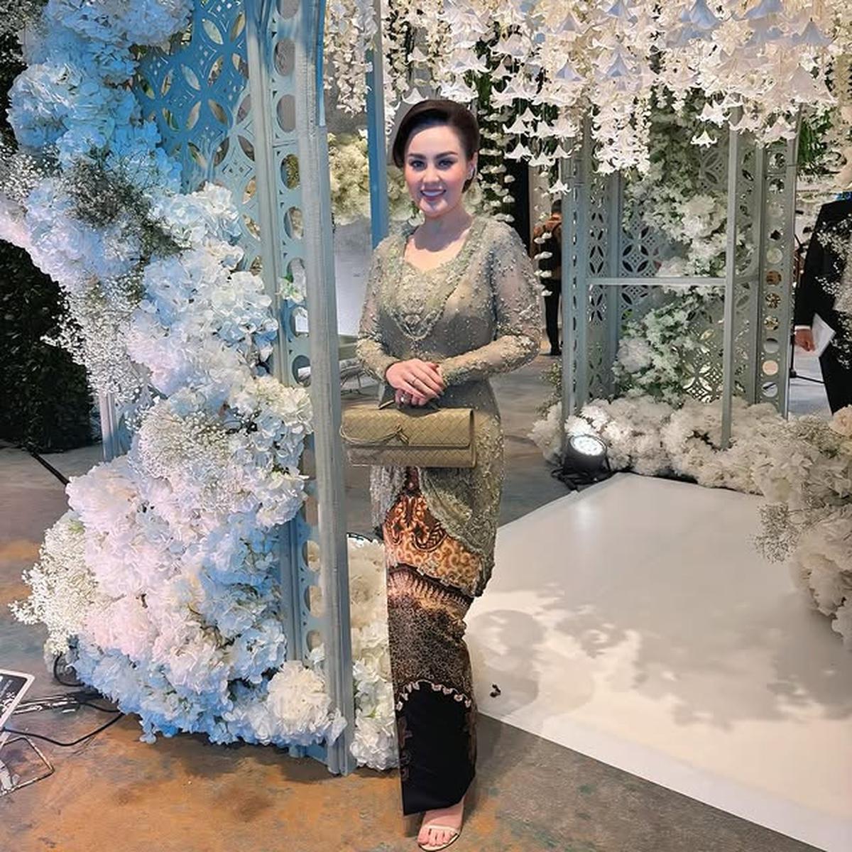 7 Potret Jennifer Dunn saat Kondangan, Tampil Elegan - Perlihatkan Kebersamaan dengan Anak dan Suami