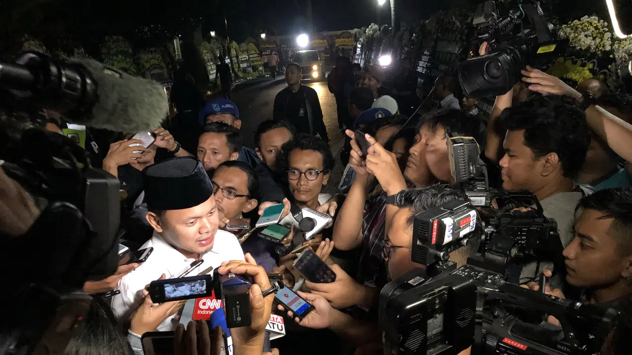 Wali Kota Bogor bima Arya melayat ke kediaman Ani Yudhoyono di Puri Cikeas, Kabupaten Bogor, Jawa Barat. (Liputan6.com/Putu Merta Surya Putra)