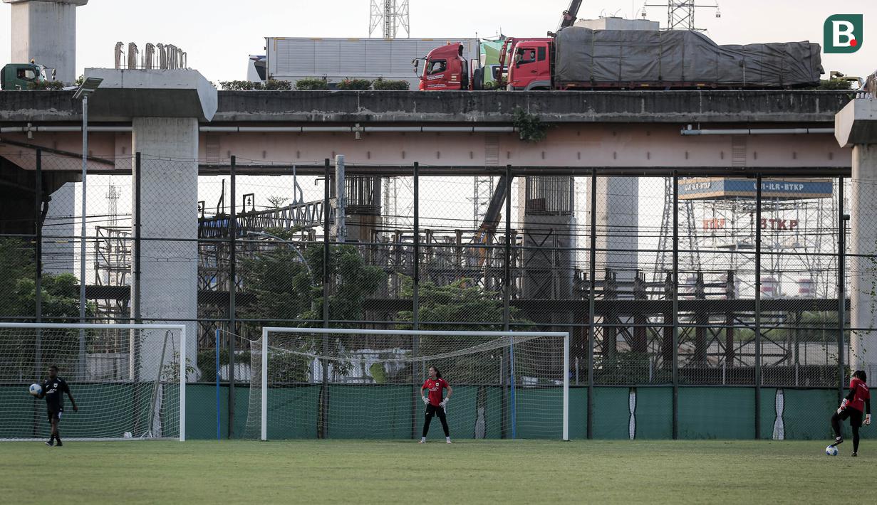 <p>Kiper Timnas Indonesia, Iris Joska de Rouw saat sesi latihan jelang laga Kualifikasi Piala Asia 2026 yang berlangsung di lapangan latih Jakarta International Stadium (JIS), Jakrata Utara, Jumat (20/06/2025). (Bola.com/Bagaskara Lazuardi)</p>