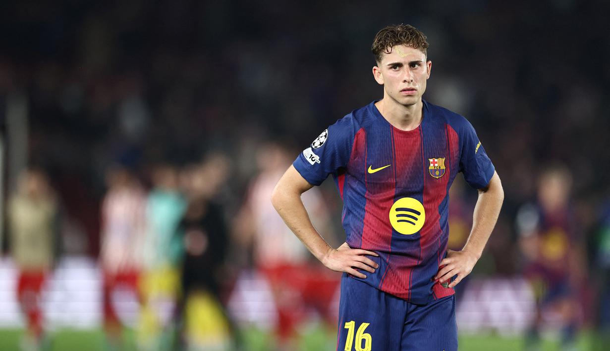 Pemain Barcelona, Fermin Lopez, tampak kecewa setelah ditaklukkan Atletico Madrid pada leg pertama perempat final Liga Champions 2025/2026 di Stadion Camp Nou, Kamis (9/4/2026). (AFP/Josep Lago)