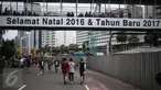  Sejumlah masyarakat berolahraga saat car free day di kawasan bunderan HI, Jakarta, Minggu (25/12). Walaupun CFD ditiadakan karena bertepatan dengan perayaan Natal. Namun, beberapa warga tetap meluangkan berolahraga. (Liputan6.com/Faizal Fanani)