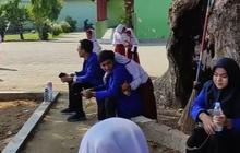 Sempat Viral karena Nempel dengan Kakak KKN, Anak Perempuan Ini Diundang ke Kampus dan Dapat Beasiswa