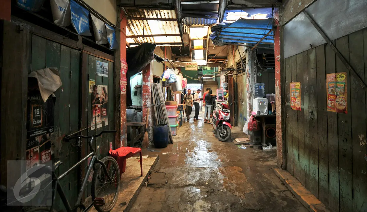 Sejumlah kios tampak tutup di Pasar Blora, Jakarta, Kamis (17/12/2015). Rencananya Pemprov DKI akan membongkar pasar yang telah berdiri sejak 1971 itu untuk dijadikan Terminal Terpadu Dukuh Atas. (Liputan6.com/Yoppy Renato)