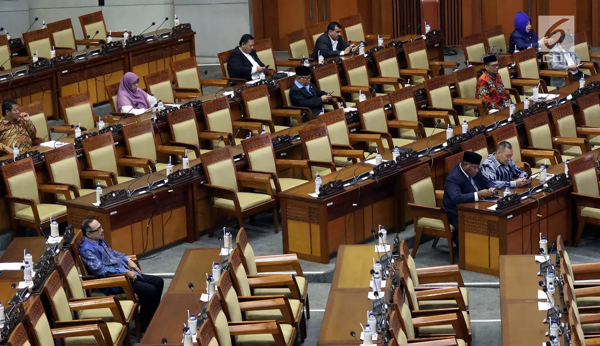 Anggota dewan mengikuti Rapat Paripurna ke-6 DPR masa persidangan I tahun sidang 2019-2020 di Kompleks Parlemen, Senayan, Jakarta, Selasa (3/9/2019). DPR dijadwalkan mengesahkan dua Rancangan Undang-Undang (RUU) yaitu RUU Sumber Daya Air (SDA) dan RUU Pekerja Sosial. (Liputan6.com/JohanTallo)