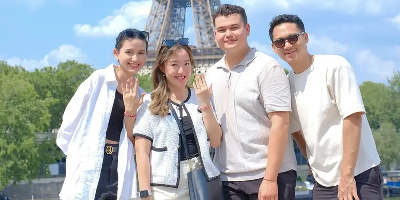 Potret Kakak Sarah Menzel Lamar Kekasih di Paris, Latar Belakang Menara Eiffel