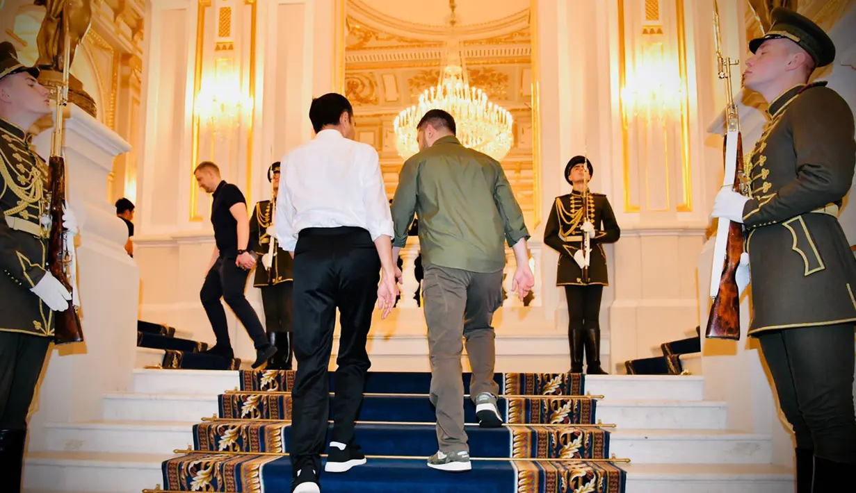 Presiden Joko Widodo atau Jokowi (kiri) disambut oleh Presiden Ukraina Volodymyr Zelenskyy (kanan) saat tiba di Istana Maryinsky, Kiev, Ukraina, Rabu (29/6/2022). Turut mendampingi Presiden Jokowi yaitu Menteri Luar Negeri Retno Marsudi dan Sekretaris Kabinet Pramono Anung. (Foto: Biro Pers Sekretariat Presiden)
