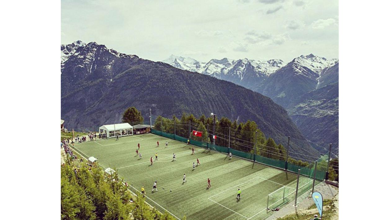 Stadion Ottmar Hitzfeld ini berlokasi di Zermat, Swiss, Stadio ini dinamai sesuai dengan pelatih kenamaan Swiss Ottmar Hitzfeld dan juga merupakan Stadion tertinggi di Dunia, Jika kesini harus menggunakan Cble Car.(Photo/Instagram)