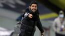 Pelatih Arsenal, Mikel Arteta memberi instruksi kepada pemainnya dalam laga lanjutan Liga Inggris pekan ke-9 melawan Leeds United di Elland Road Stadium, Leeds, Minggu (22/11/2020). Arsenal bermain imbang 0-0 dengan Leeds United (AFP/Molly Darlington/Pool)
