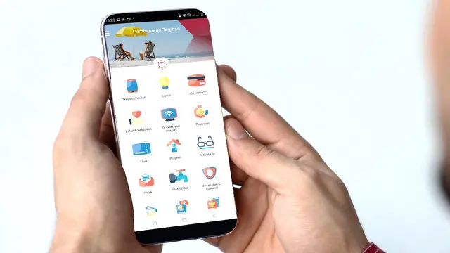 Nasabah melakukan pembayaran zakat menggunakan OCTO Mobile dari CIMB Niaga. (Dok CIMB Niaga)