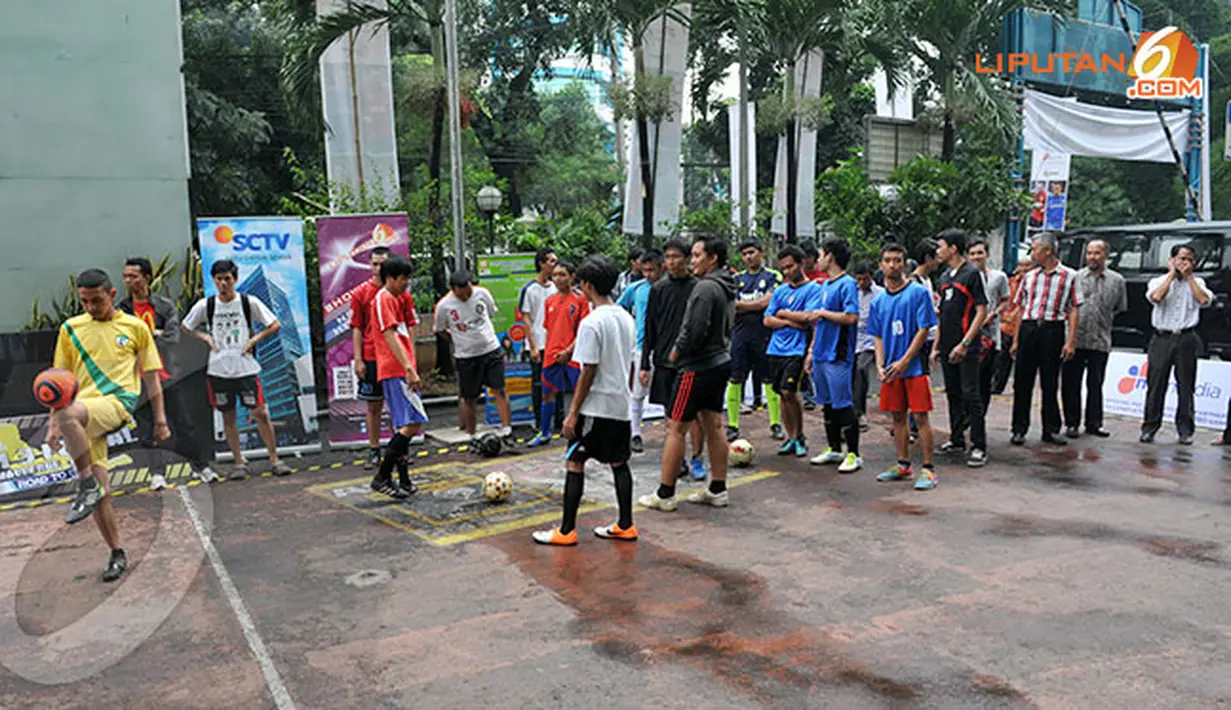 Sejumlah peserta Futsal Challenge Road to BPL melakukan pemanasan sebelum pertandingan. (Liputan6.com/Abdul Aziz Prastowo)
