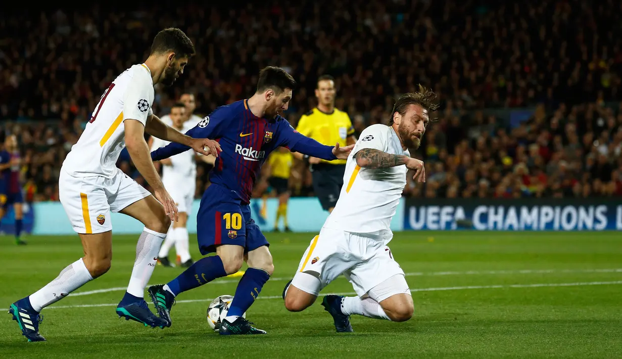 Striker Barcelona Lionel Messi diapit dua pemain AS Roma saat pertandingan Liga Champions di stadion Camp Nou di Barcelona (4/3). Barcelona menang 4-1 ketika menjamu AS Roma pada laga perempat final pertama Liga Champions. (AP Photo / Manu Fernandez)