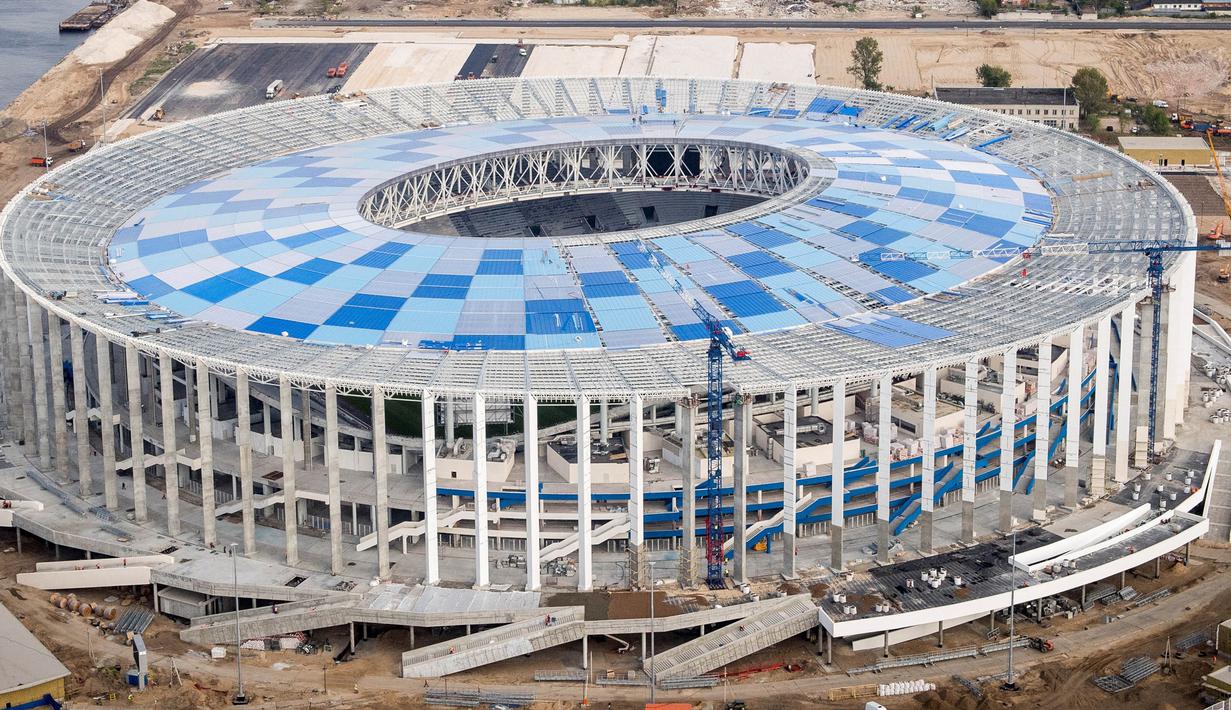 Suasana proyek pembangunan Stadion Nizhny Novgorod, Rusia, Sabtu (26/8/2017). Stadion ini merupakan salah satu dari 12 stadion yang akan digunakan untuk perhelatan akbar Piala Dunia 2018 di Rusia. (AFP/Mladen Antonov)