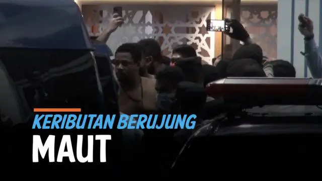 Petugas gabungan Polres Jakarta Barat mengawal ketat proses pemindahan belasan tahanan rumah detensi imigrasi Kalideres Rabu (10/11) dini hari. Evakuasi ini buntut keributan yang menewaskan salah satu WNA.