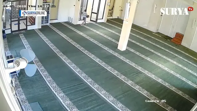 Seorang bocah nekat mencuri kotak amal masjid dan membawanya kabur. Rekaman anak ini viral di media sosial.