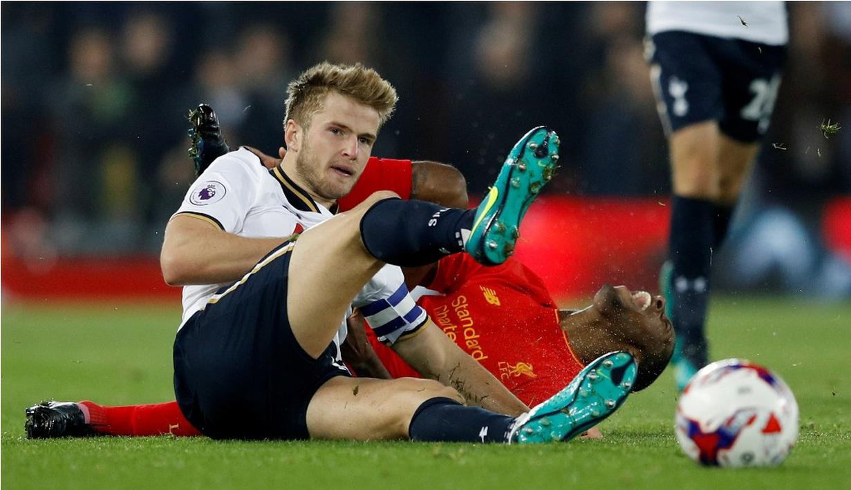 Pemain Liverpool, Georginio Wijnaldum, berduel dengan pemain Tottenham Hotspur, Eric Dier, pada putaran keempat Piala Liga Inggris di Stadion Anfield, Liverpool, Selasa (25/10/2016) waktu setempat. (Reuters/Phil Noble)