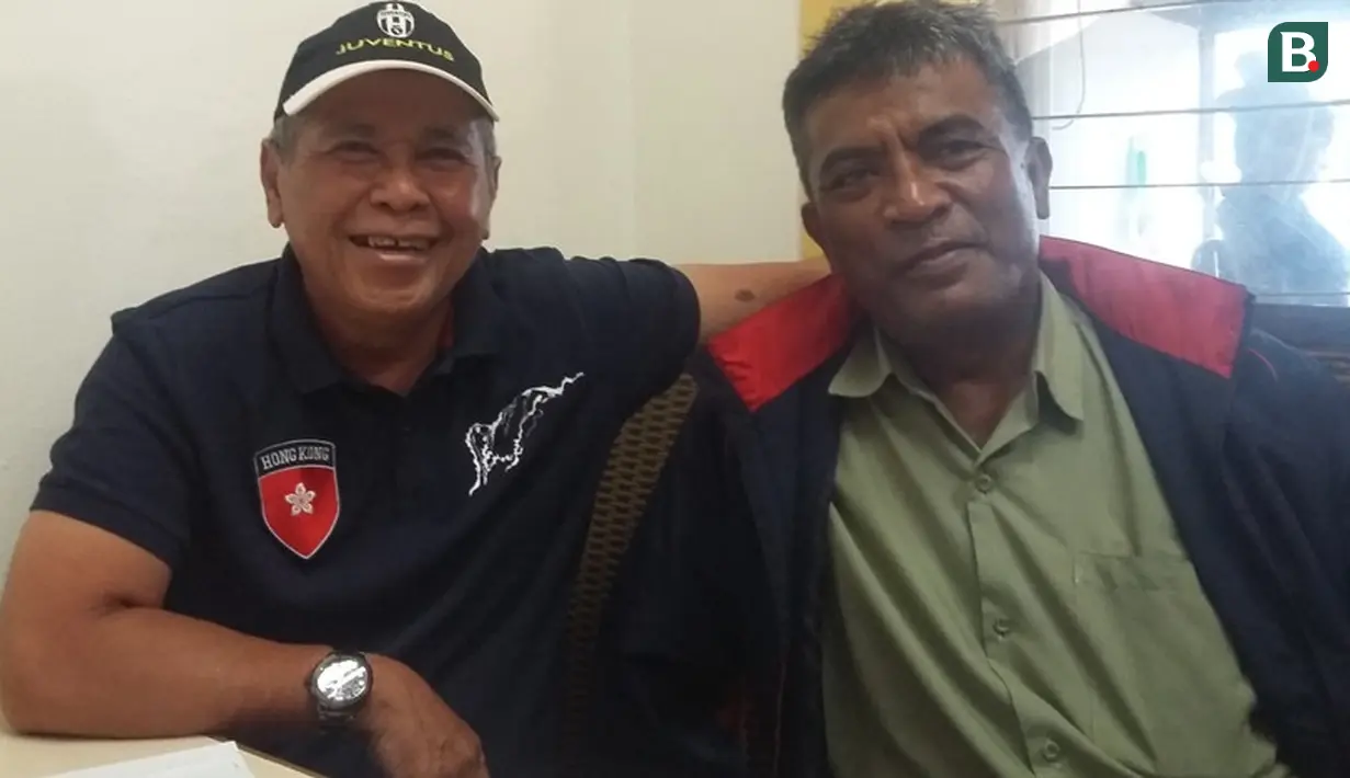 Nandar Iskandar (kiri). Legenda Persib Bandung ini menjadi pelatih pertama yang mampu membawa Timnas Indonesia meraih peringkat kedua di ajang Piala AFF. Ia meraihnya pada edisi ketiga di tahun 2000 saat dilangsungkan di Thailand. Timnas Garuda kalah 1-4 dari Thailand di final. (Bola.com/Erwin Snaz)