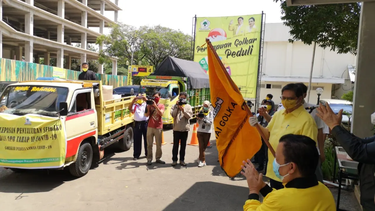 Partai Golkar memberikan bantuan sembako di tengah pandemi virus Corona atau Covid-19.