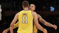 Center Los Angeles Lakers, Brook Lopez, rayakan poin bersama Kyle Kuzma pada lanjutan NBA 2017-2018 melawan Brooklyn Nets di Staples Center, Jumat (3/11/2017) waktu setempat atau Sabtu (4/11/2017). (AP Photo/Ryan Kang)